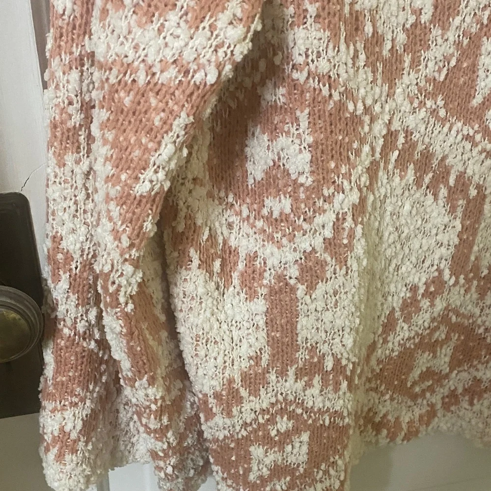 POL Boho Distressed Geometric Knit V-Neck Sweater - S / Fits L